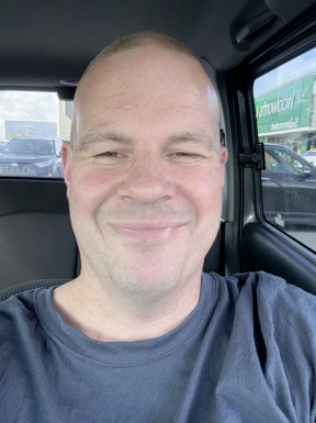 <span>Johnny, 37</span>&nbsp;<span style='width: 25px; height: 16px; float: right; background-image: url(/bitmaps/flags_small/NZ.PNG)'>&nbsp;</span><br><span>Tauranga, Nueva Zelanda</span>&nbsp;<input type='button' class='joinbtn' style='float: right' value='JOIN NOW' />