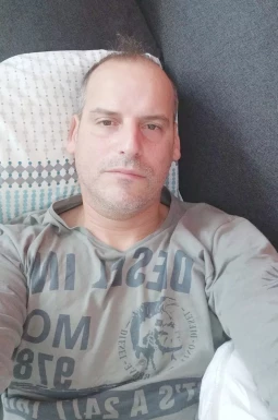 <span>Portu, 47</span>&nbsp;<span style='width: 25px; height: 16px; float: right; background-image: url(/bitmaps/flags_small/ES.PNG)'>&nbsp;</span><br><span>Malaga, España</span>&nbsp;<input type='button' class='joinbtn' style='float: right' value='JOIN NOW' />