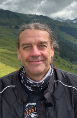 <span>Tom, 51</span>&nbsp;<span style='width: 25px; height: 16px; float: right; background-image: url(/bitmaps/flags_small/DE.PNG)'>&nbsp;</span><br><span>Ingelheim, Germany</span>&nbsp;<input type='button' class='joinbtn' style='float: right' value='JOIN NOW' />